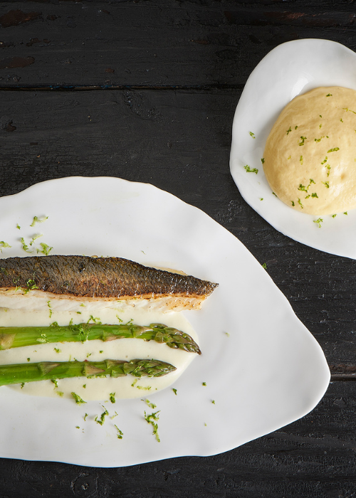 Gebakken zeebaars met groene asperges en mousseline