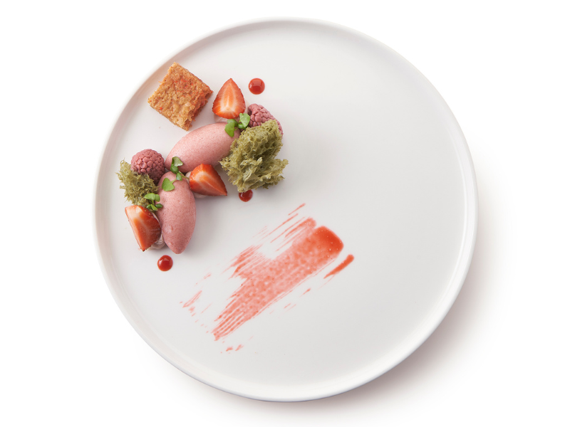 Dessert rood fruit en basilicum