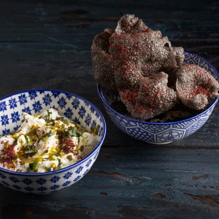 Kroepoek Sepia met Labneh