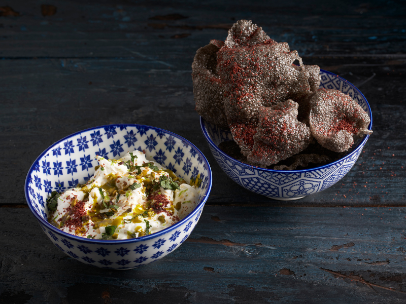 Kroepoek Sepia met Labneh