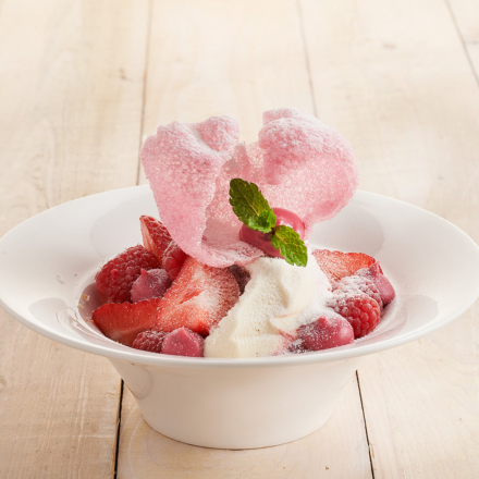 Coupe rood fruit met Kroepoek Rozenwater