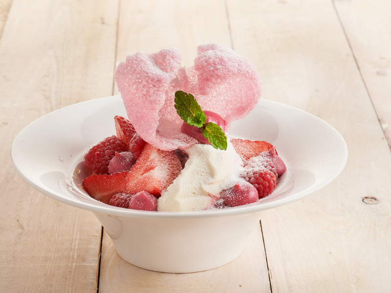 Coupe rood fruit met Kroepoek Rozenwater