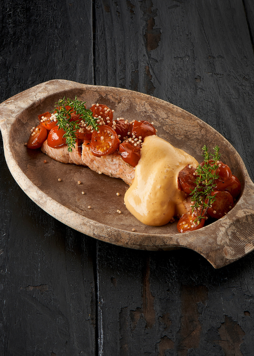 Gebakken zalm met gepofte kerstomaten en Sauce-Espuma Choron