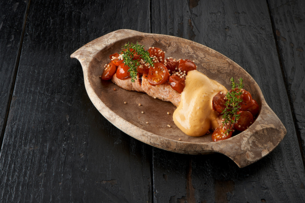 Gebakken zalm met gepofte kerstomaten en Sauce-Espuma Choron