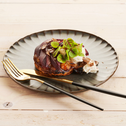 Tarte Tatin met gepocheerde peer en blauwe kaas