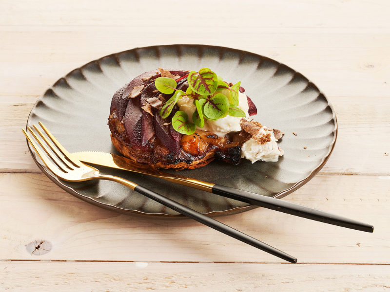 Tarte Tatin met gepocheerde peer en blauwe kaas
