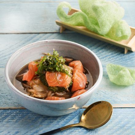 Oosterse bouillonsoep met rauwe zalm en Kroepoek Wasabi