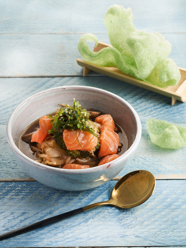 Oosterse bouillonsoep met rauwe zalm en Kroepoek Wasabi