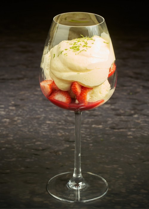 Vanille-ijs met verse aardbeien en Dessert-Foam Sabayon