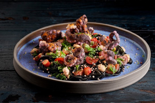 Pastasalade met Tasty-Bites Octopus & Kimchi en Rice Crispies Tomato
