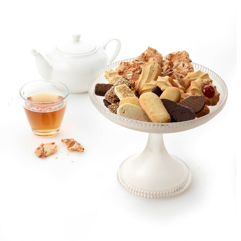 Retro koekjes geserveerd op een retro presentatieschaal