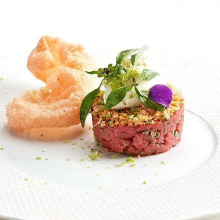 Tartaar van Belgisch witblauw met Kroepoek Gerookte Paprika