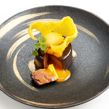 Creatie van chocolade en mango met Kroepoek Saffraan