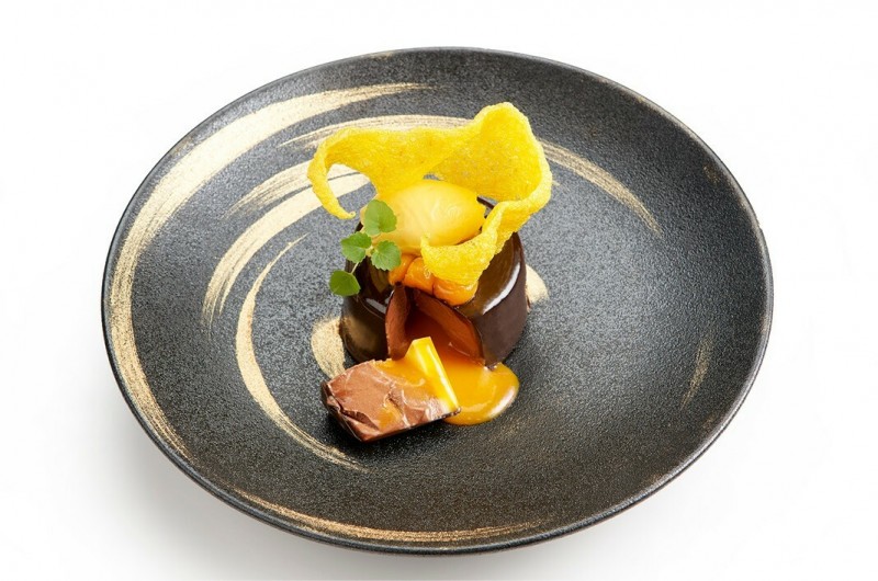 Creatie van chocolade en mango met Kroepoek Saffraan